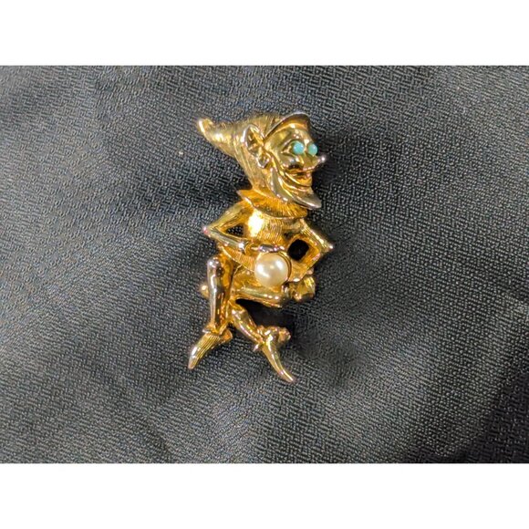 Marcel Boucher Gnome or Leprechaun Brooch, Gold tone Gold Elf Pin holding pearl - Picture 10 of 12